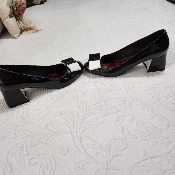 Women's shoes Size 8, black and White pump. - Picture 3 of 6